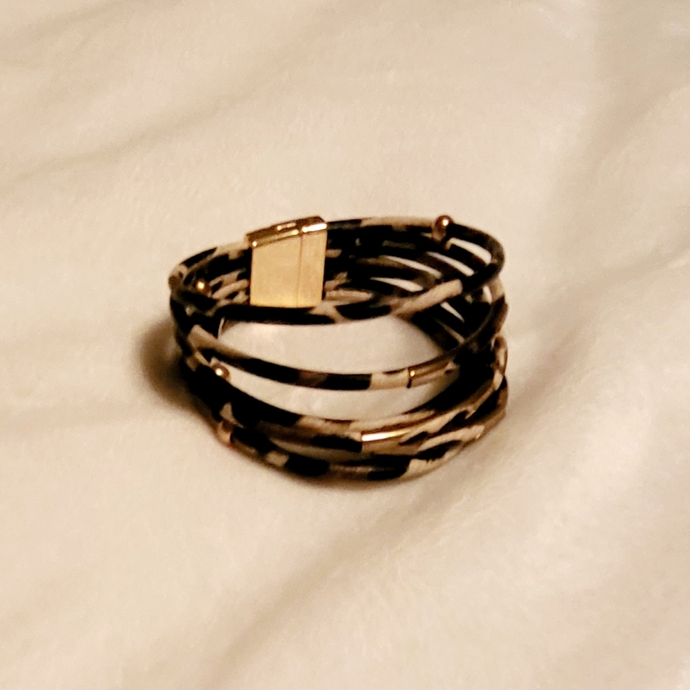 Golden, spotted, chic bracelet, magnetic clasp.